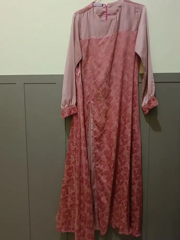 Gamis Shakira size M bahan satin velvet lembut adem