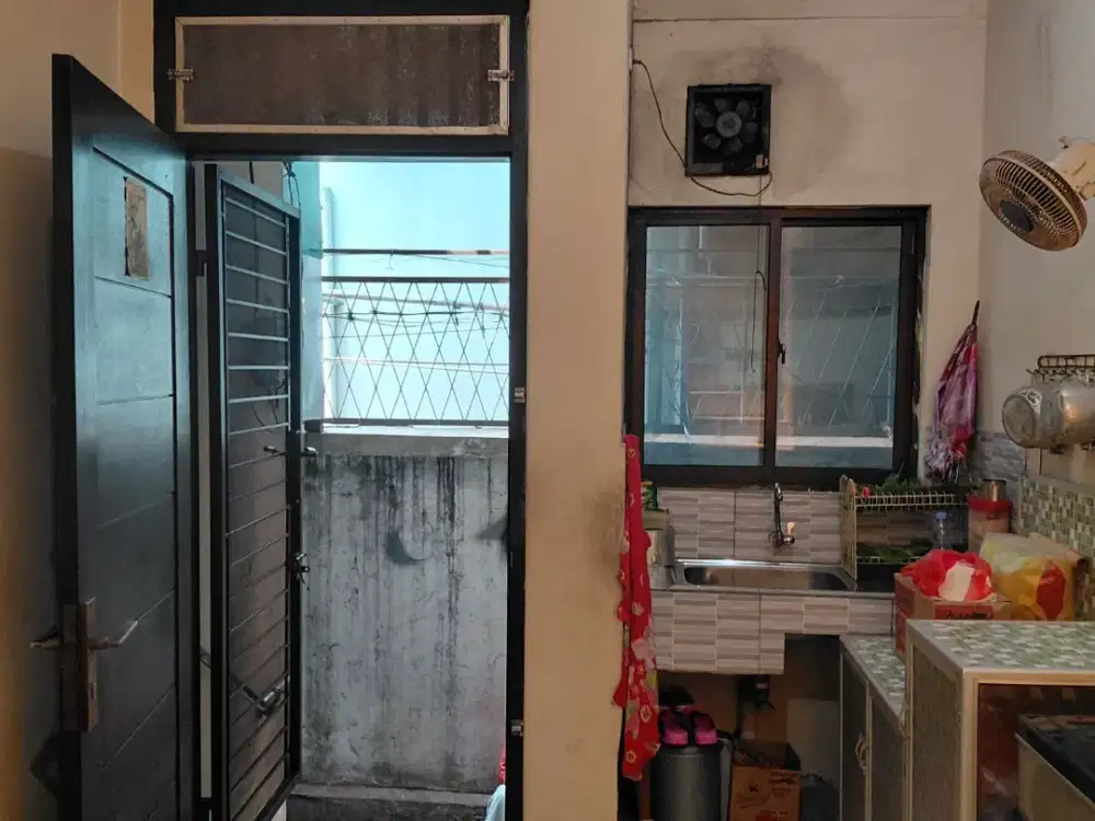 Jual Rumah 2 lantai dalam gang, dekat pasar, walking distance Jalan raya. Rumah kecil