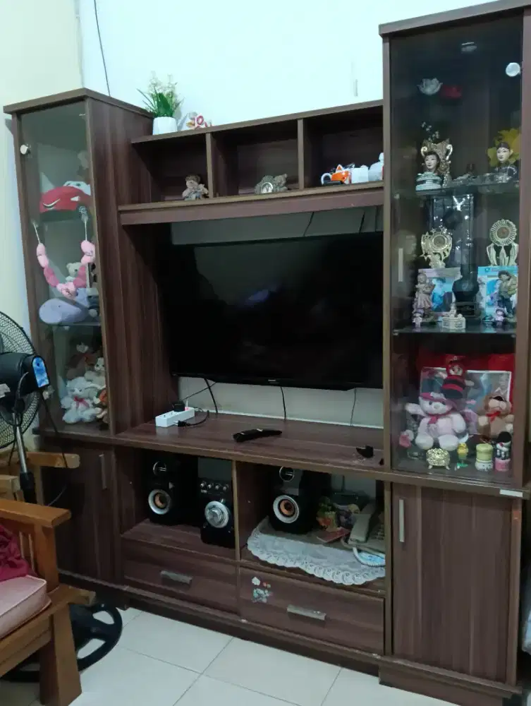 Jual Meja dan kursi tamu serta lemari pajangan bekas