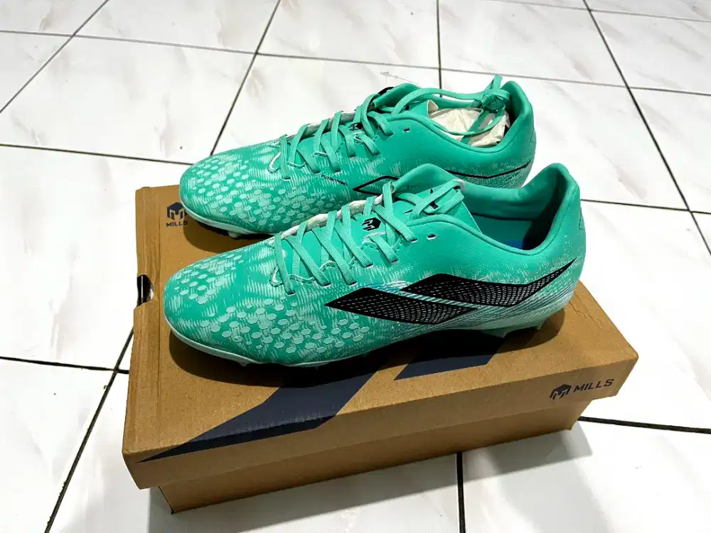 Sepatu Bola Mills Triton