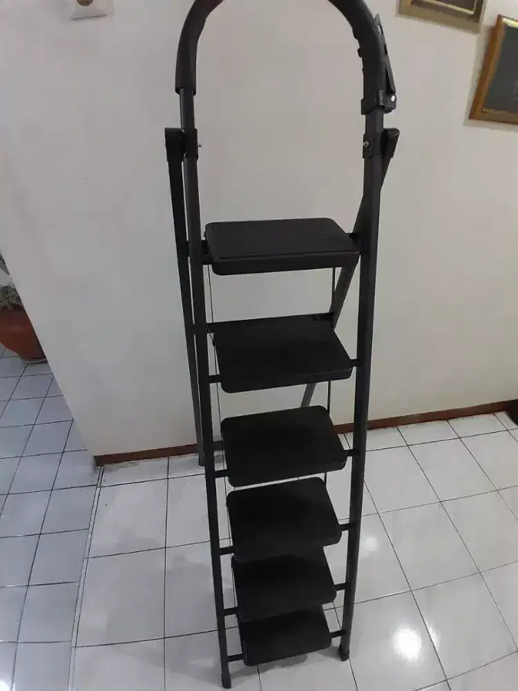 Tangga lipat bahan besi ada pegangan kuat