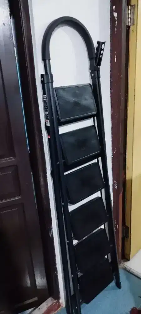 Tangga lipat besi ada pegangan