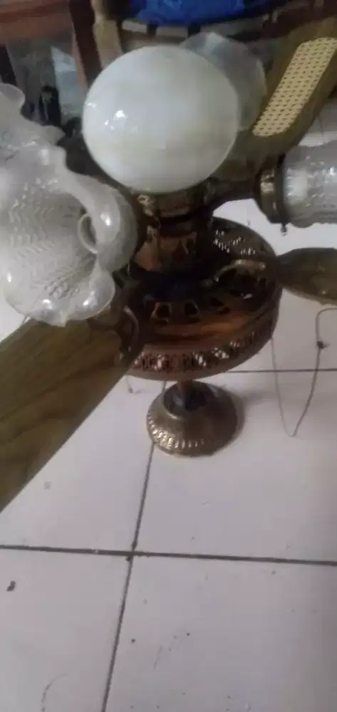 Lampu gantung berkipas antik