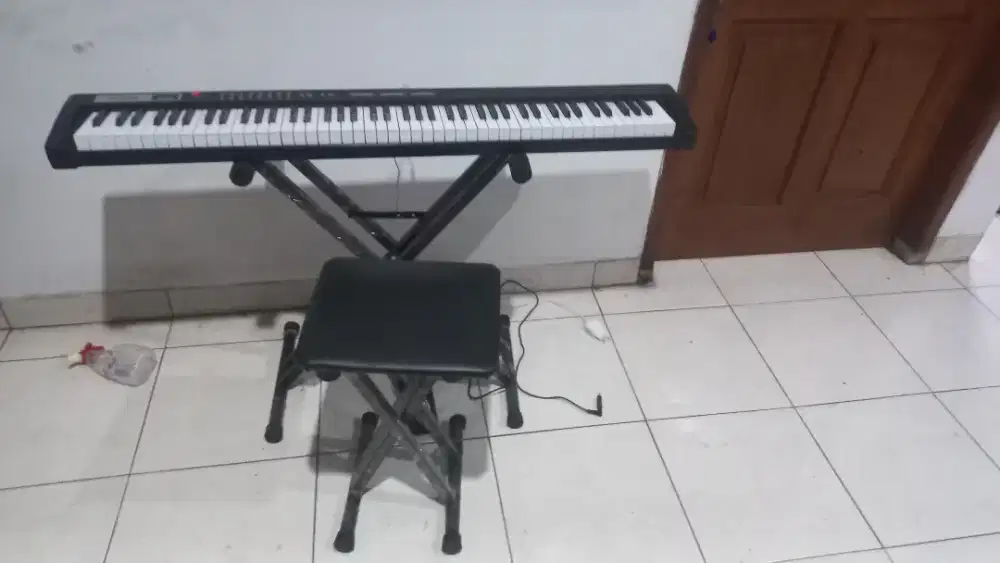 Di maharkan saja, Piano listrik, masih berfungsi dengan baik.