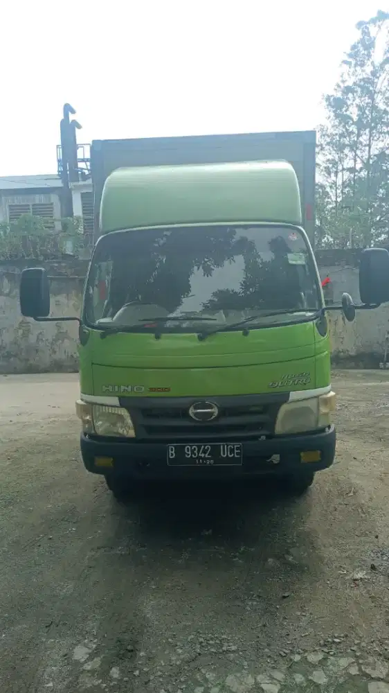 Hino dutro 110 SDL bok long sasis 4.5 m Tahun 2011
