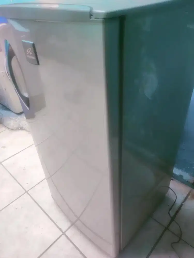 Polytron 1 pintu normal tinggal pakai watt kecil warna bagus ori