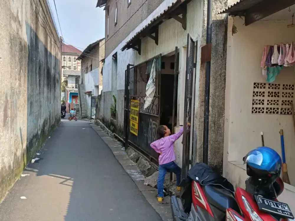 Dijual rumah kost an  2 lantai total 10 pintu surat SHM