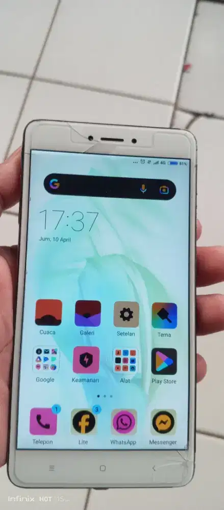 Redmi not 4.  4/64 mnus retak dkit sma layar item putih normal msih