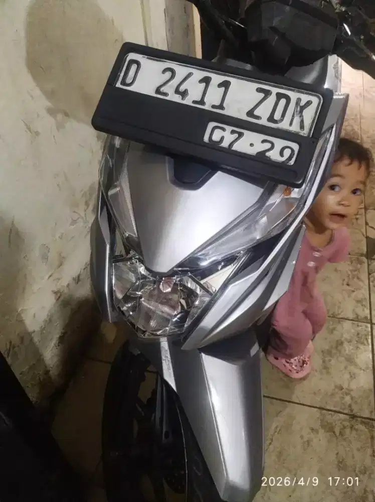 Bet street '19, warna silver abu