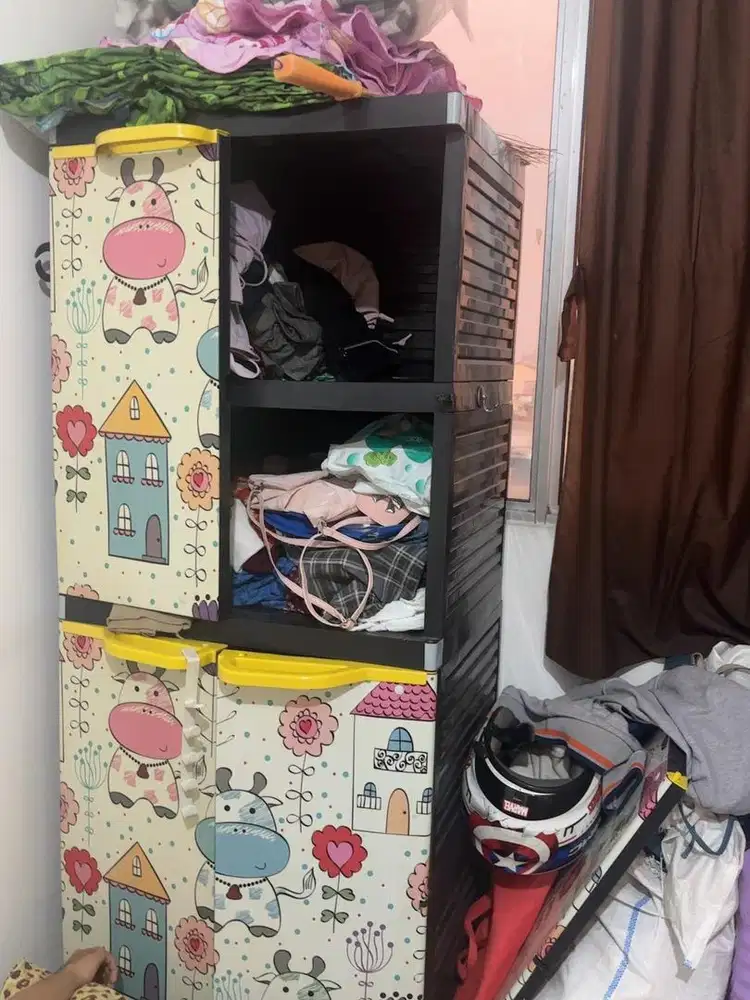 Lemari plastik bekas
