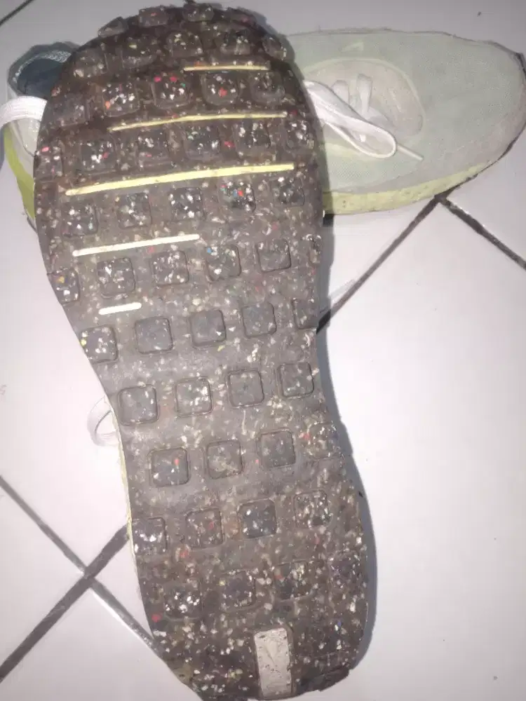 Sepasang sepatu merk nike