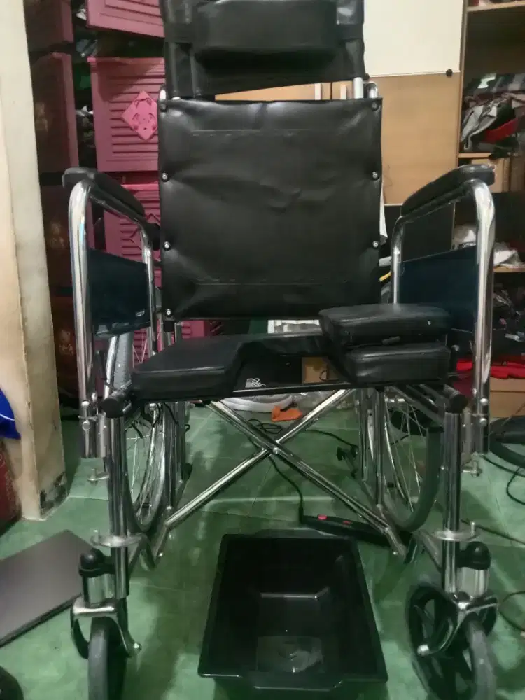 Di jual Korsi roda bisa tidur/commode baru sekali pemakaian salah beli
