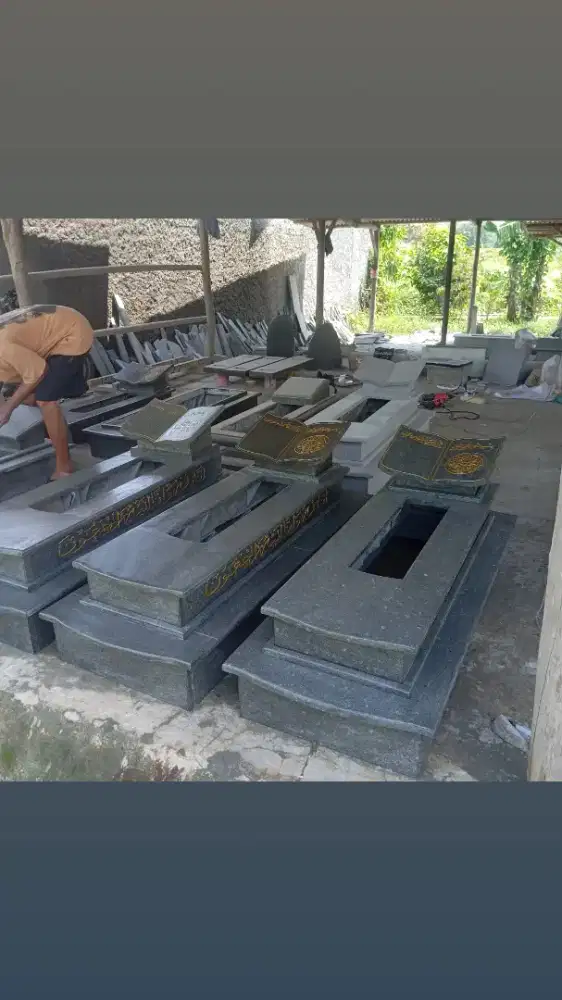 batu nisan berbagai costum