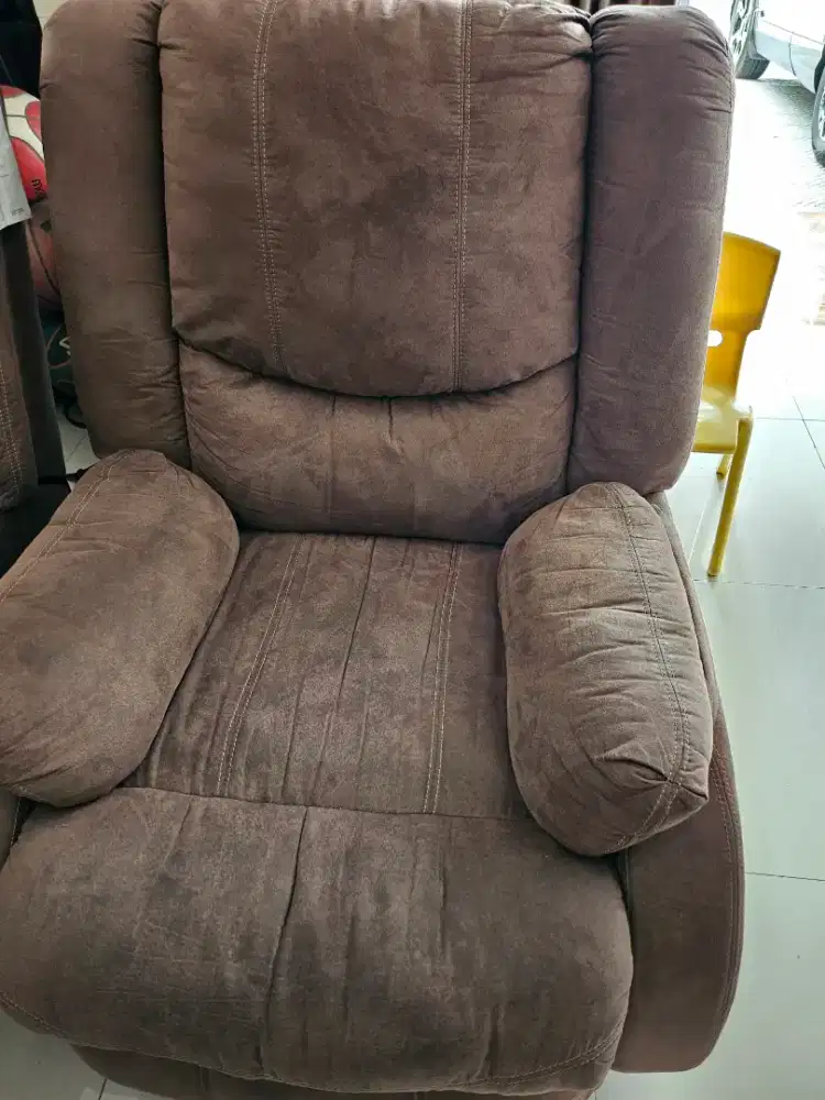 Single reclining sofa