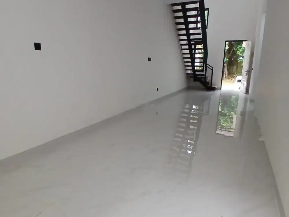 Rumah 2,5 Lantai 3+1 Kamar Siap Huni di Delatinos