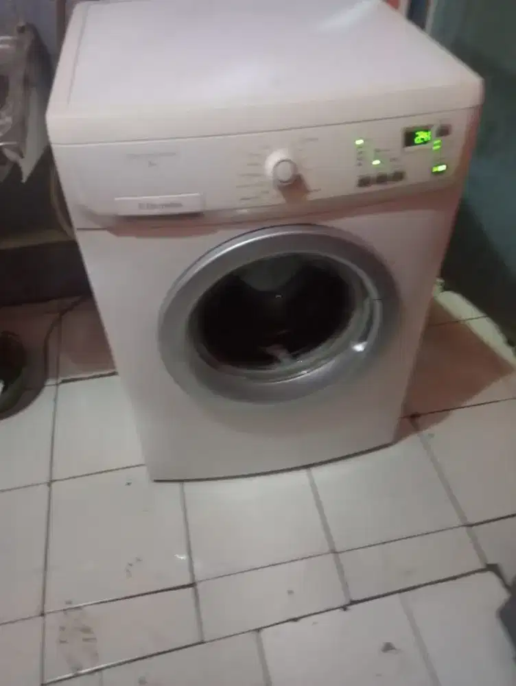 Di jual mesin cuci elektronluk normal tinggal pake