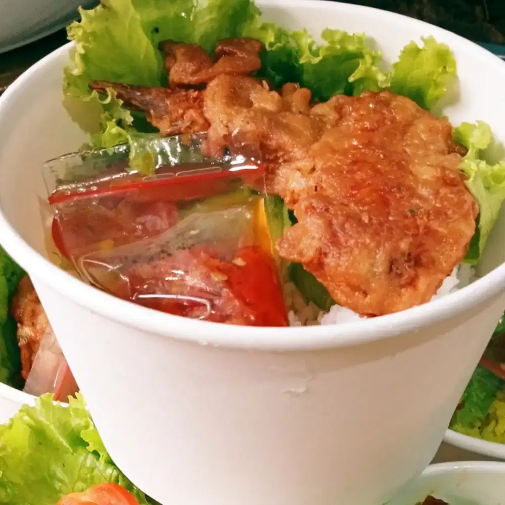 Nasi ayam daun jeruk + sambel mentah, sayuran