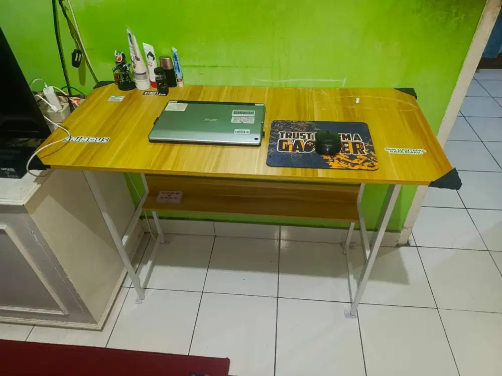 MEJA BELAJAR KAYU MINIMALIS DENGAN STRUKTUR BAJA YANG STABIL DAN TEBAL
