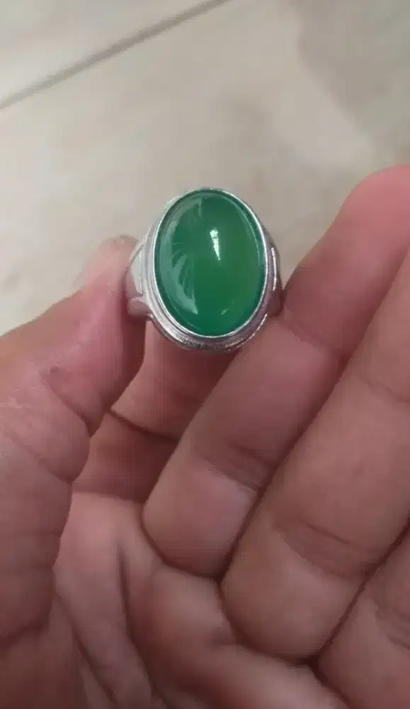 Batu hijau kalsedon natural