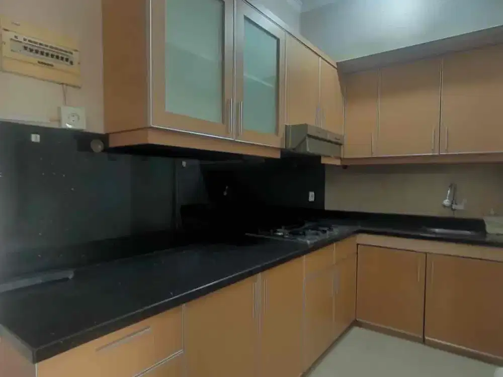 Disewakan 3 Kamar Apartemen Gading Mediterania Semi Furnish bersih lantai 8 View kolam