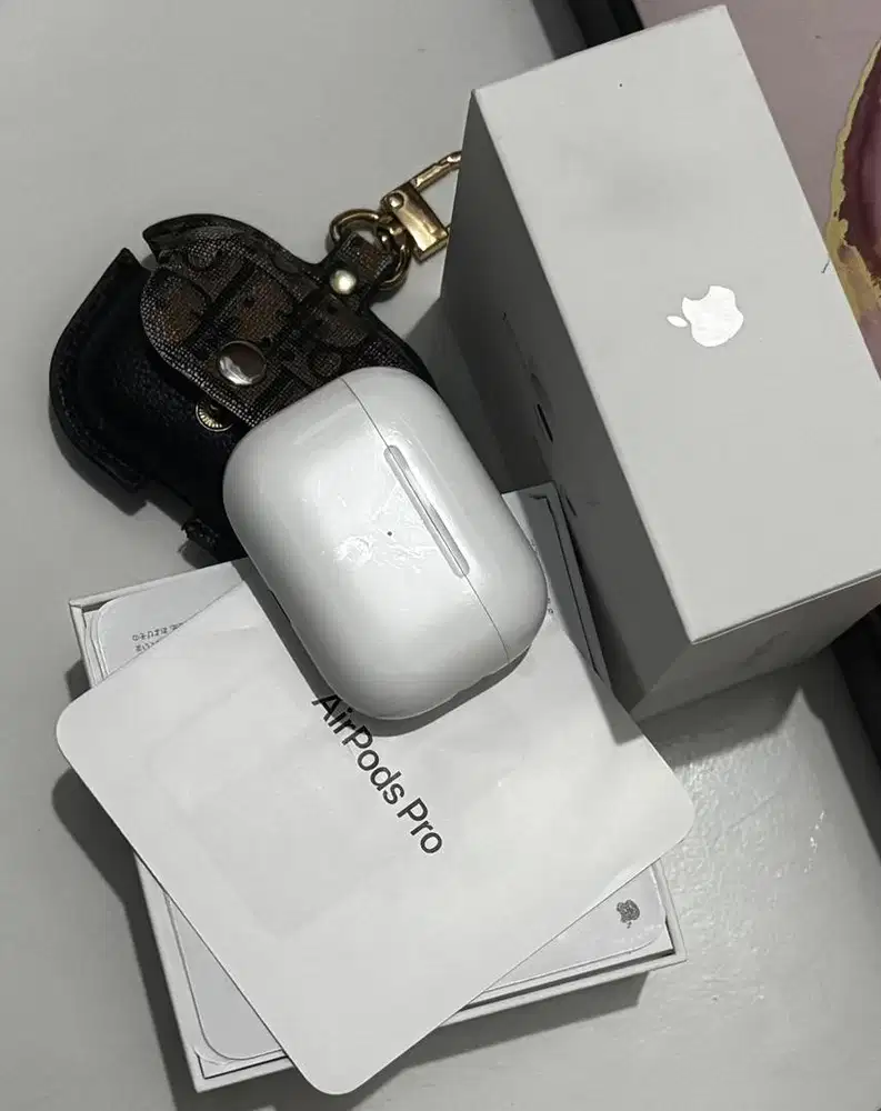 Apple Airpods Pro (gen 2) with Noise Cancellation