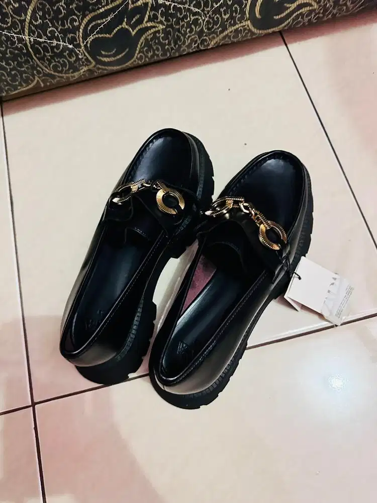 Sepatu Zara baru