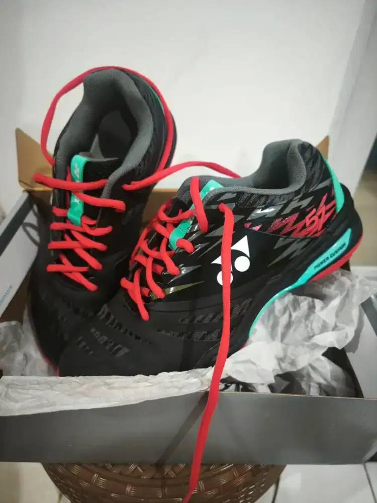 Sepatu badminton power cushion 57 like new size 40