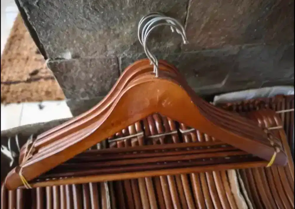Hanger pakaian bahan kayu
