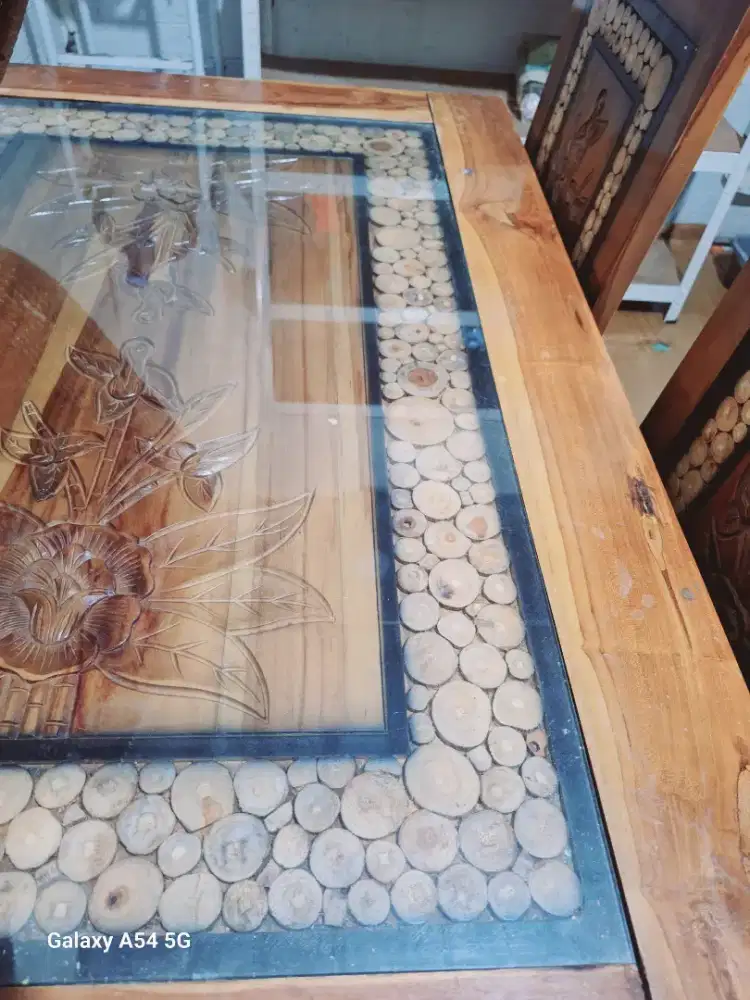 Di JUAL 3 BARANG meja mkn.. lemari baju.. dan lemari rias 1.7