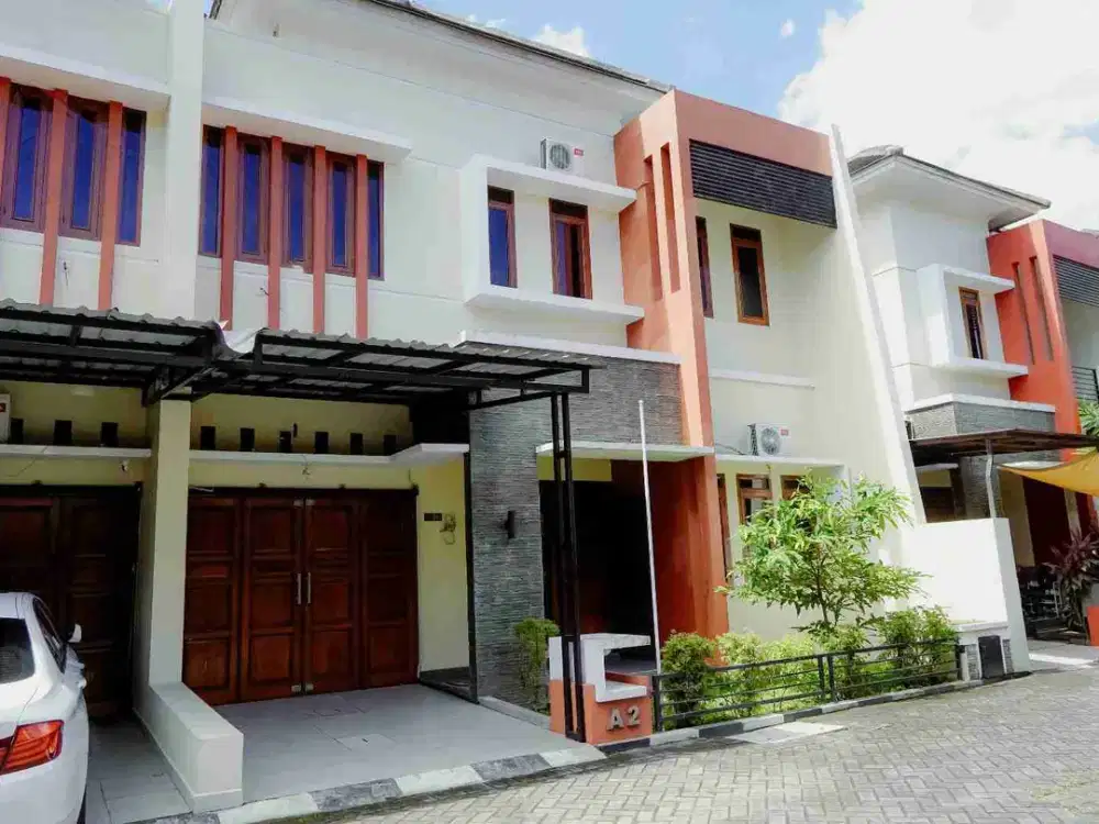 Rumah 2 Lantai Dalam Perumahan Area Dalam Ringroad Dekat JEC &  AMPLAZ