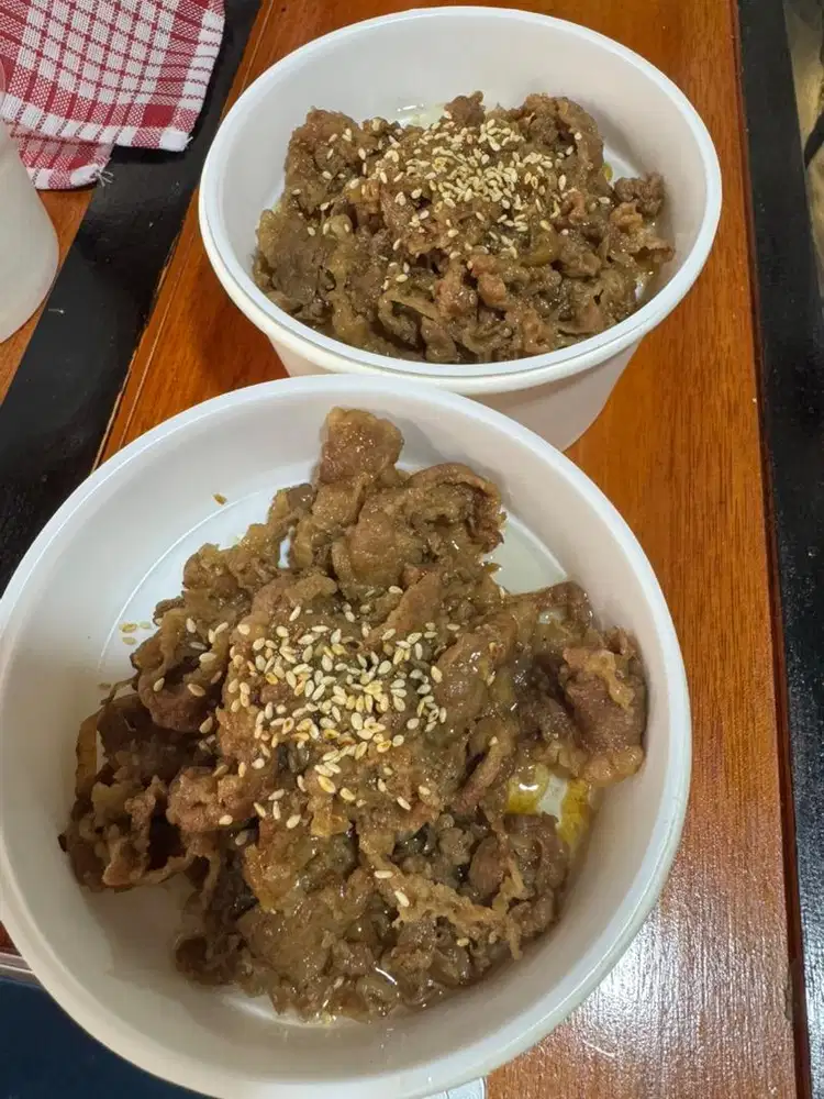 Karyawan/Karyawati jaga stand makanan di area tenda sunter