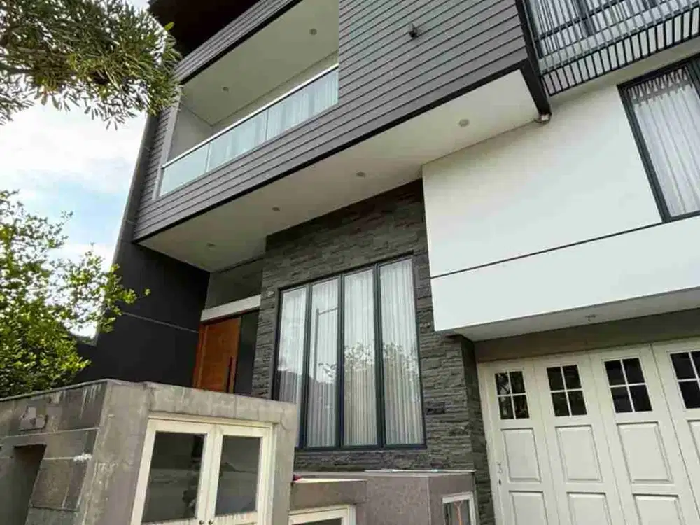 DIJUAL RUMAH CITRALAND WATERFRONT SPLIT LEVEL SEMI FURNISHED SIAP HUNI SANGAT TERAWAT DEKAT KAMPUS CIPUTRA