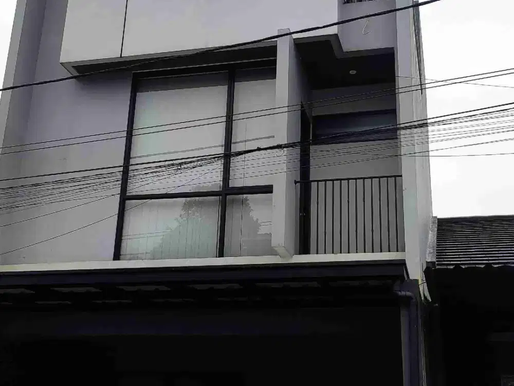 Rumah 3 Lantai Modern Spek Premium Lokasi Strategis Bebas Banjir