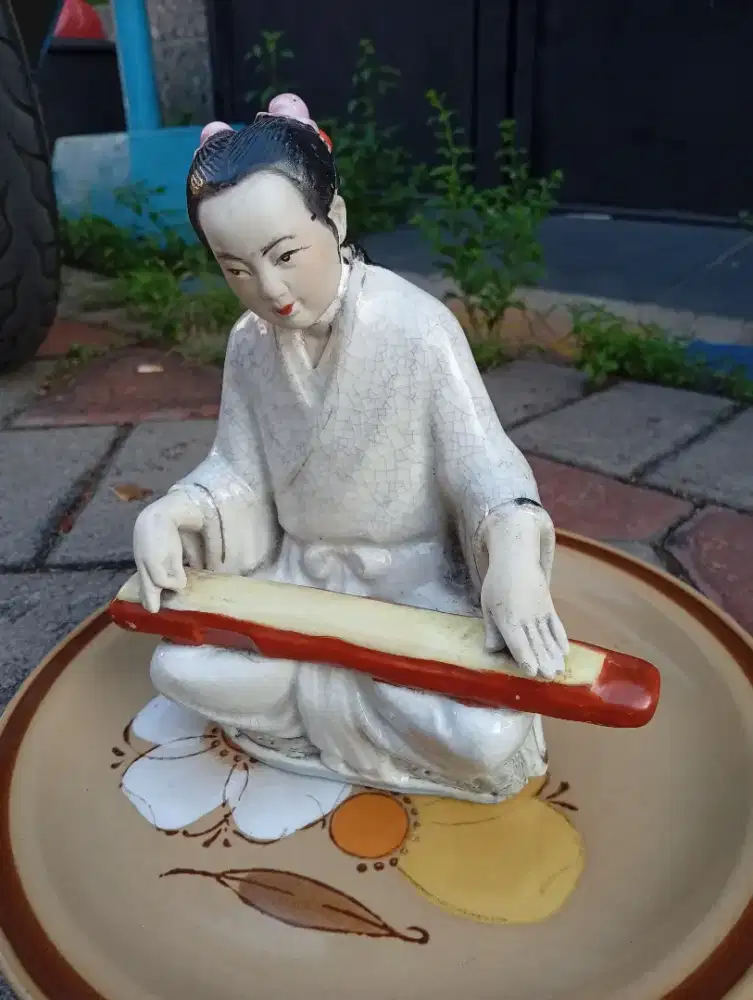 Patung porselen cina lawasan, perempuan memetik kecapi