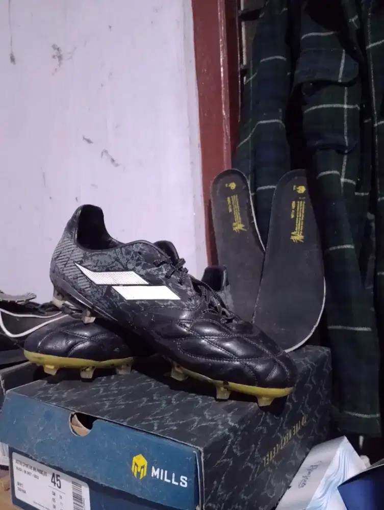 Sepatu bola dan badminton