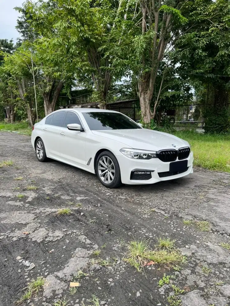 BMW G30 520i! KM rendah, Plat L