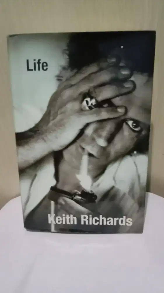 Buku tebal tentang keith richards