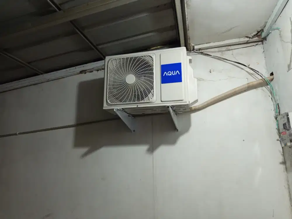 AC Aqua 1/2 pk terbaru lebih hemat listrik 335 wat baru dipakai sehari