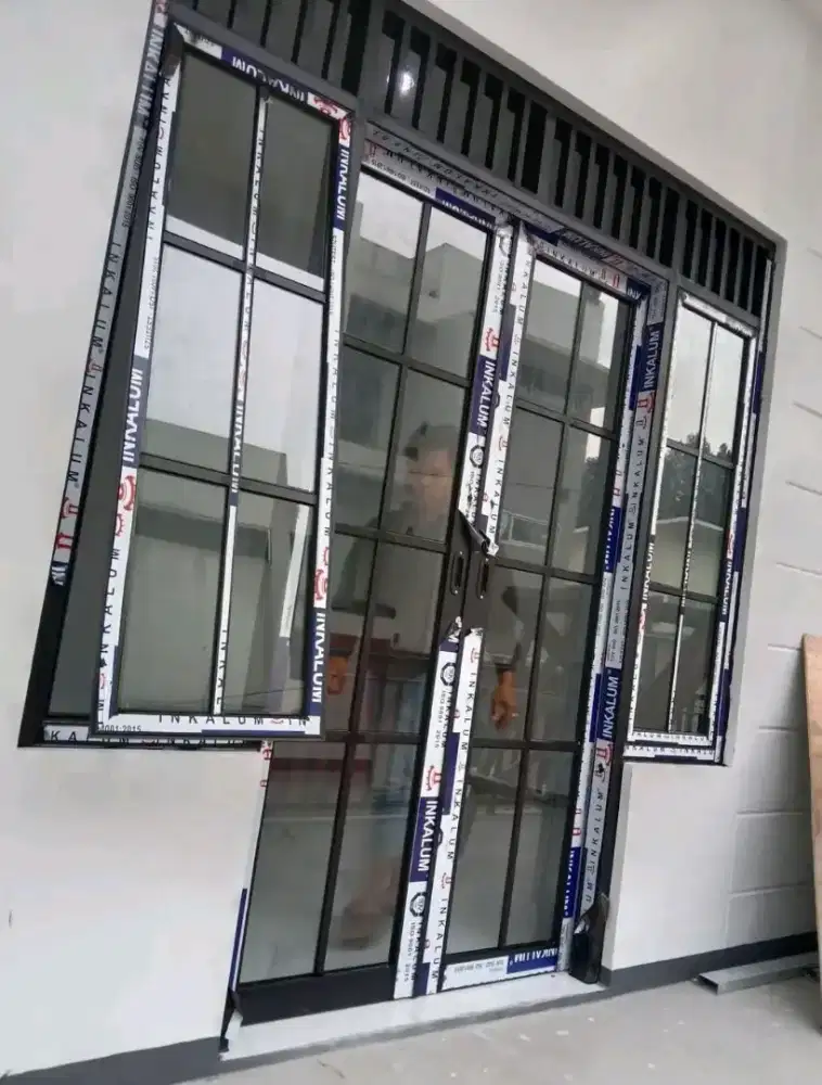 Pintu plus jendela aluminium T220cm L300cm harga sesuai foto 8,9jt/set