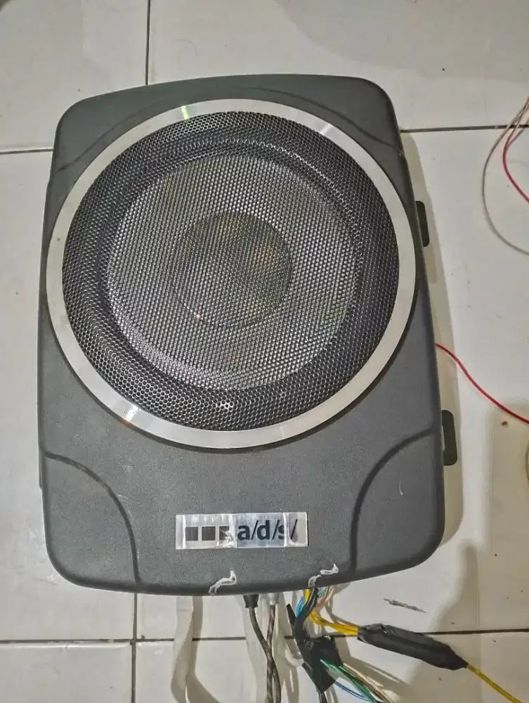 Subwoofer kolong aktif