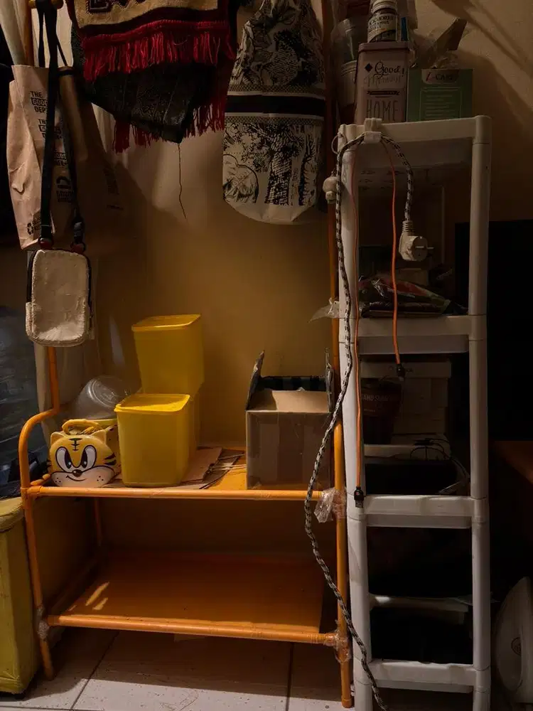 rak baju dan rak putih