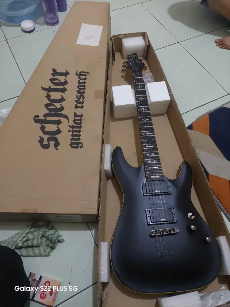 Shecter demo 6 black satin likenew