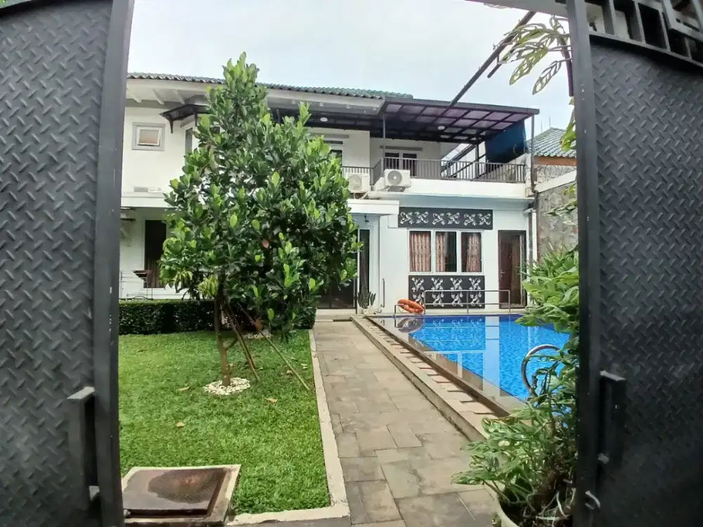 Dijual butuh rumah mewah ada kolam renangnya lokasi di Sentul city Bgr