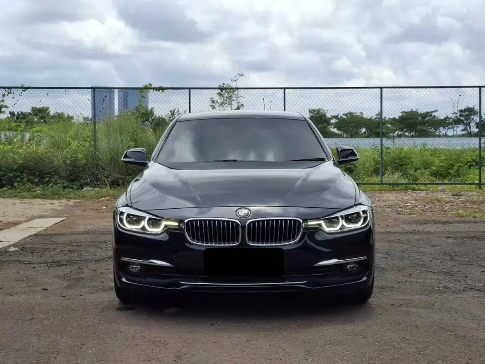 BMW 320i Luxury 2018 Low km 25 rb service record