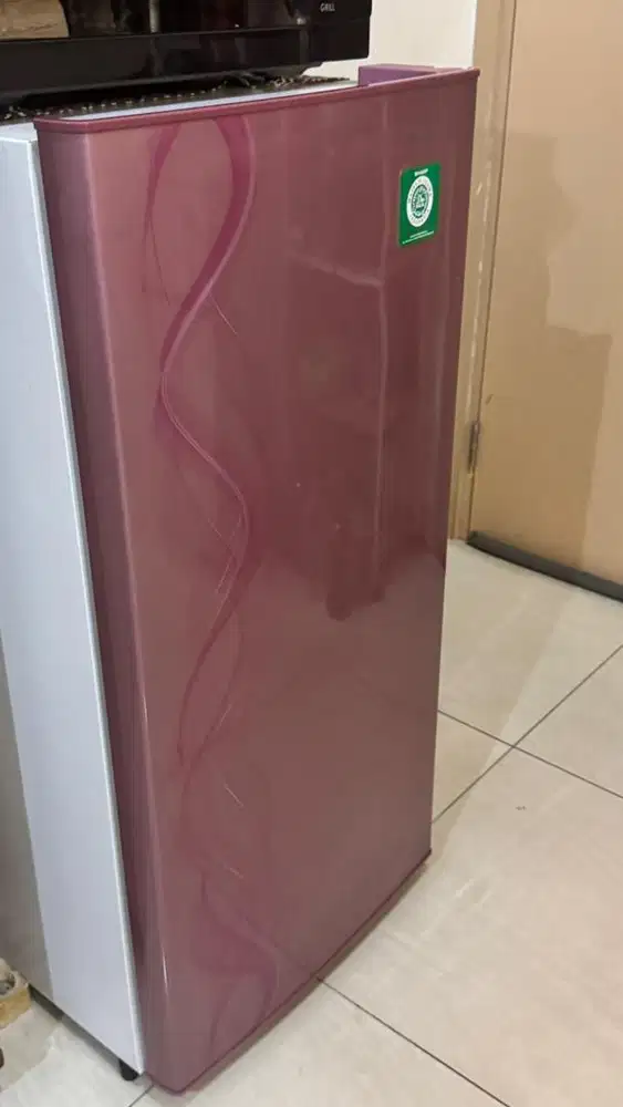 Kulkas Sharp warna mera muda