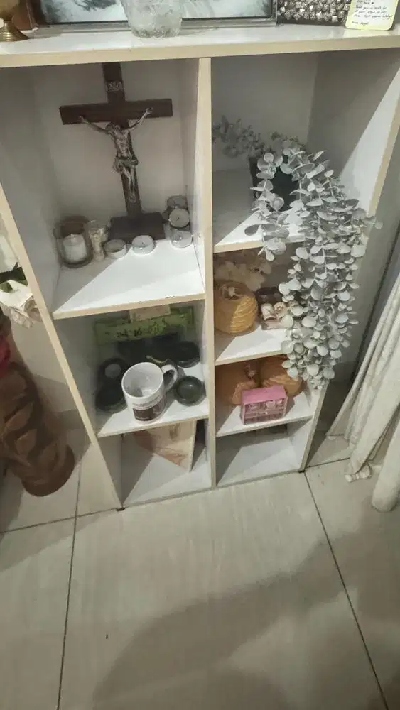 Rak dekorasi warna putih