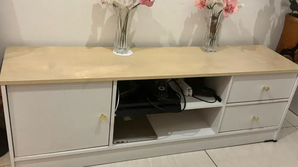 Lemari TV warna putih
