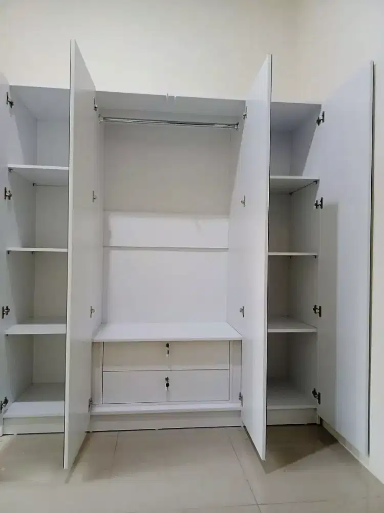 LEMARI PAKAIAN 4 PINTU DENGAN LACI