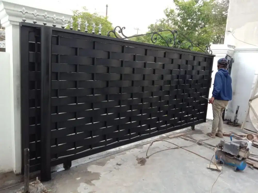 Pintu dan pagar motip plat tikar