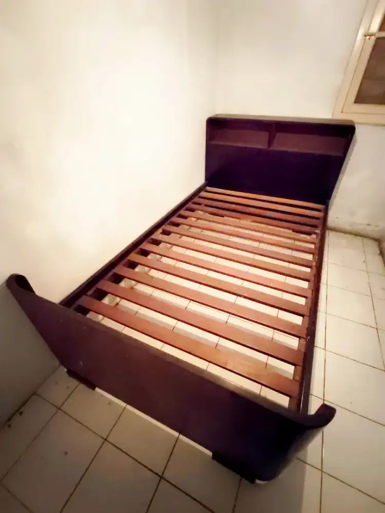 Tempat Tidur Jati Solid Tua  Rangka Kokoh
 